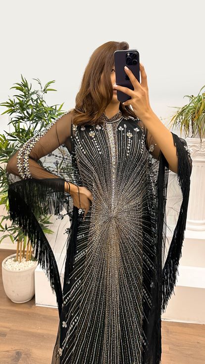 فستان سهرة أسود بأكمام واسعة مطرزة يدوياً