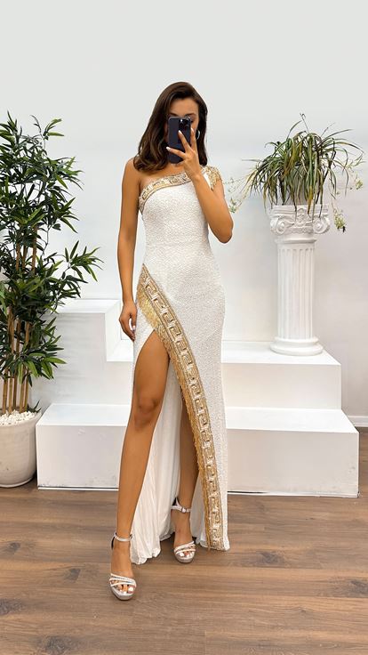 Robe de soirée blanche à une épaule fendue  ornée de broderies à la main