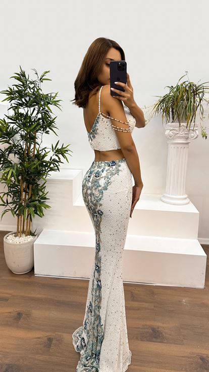 طقم تنورة بيضاء وصديرية مطرزة يدوياً