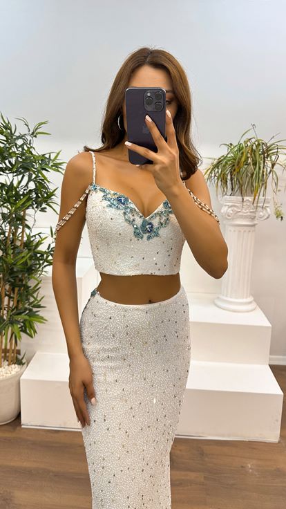 طقم تنورة بيضاء وصديرية مطرزة يدوياً