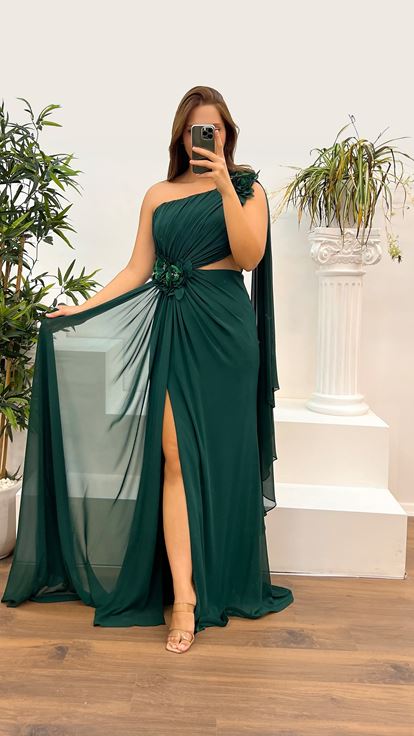 فستان سهرة بمقاسات كبيرة، بتصميم شفاف مزين بالورود، وكتف واحد، وخصر مرصع بالزمرد 