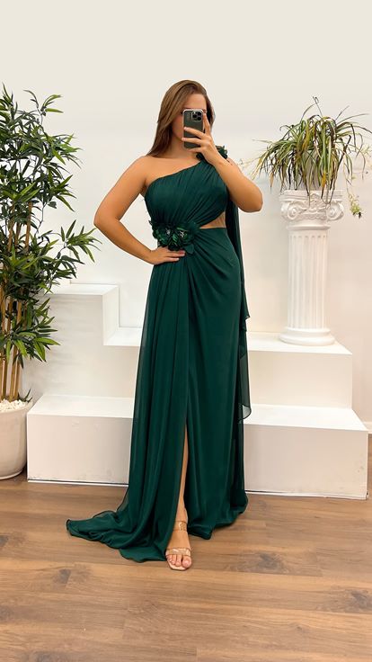 فستان سهرة بمقاسات كبيرة، بتصميم شفاف مزين بالورود، وكتف واحد، وخصر مرصع بالزمرد 