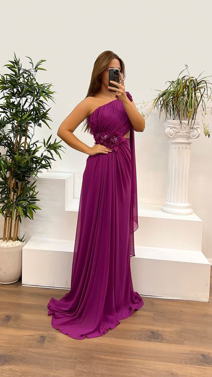 فستان سهرة فوشيا بكتف واحد بمقاسات كبيرة مع خصر شفاف وتصميم مزين بالورود