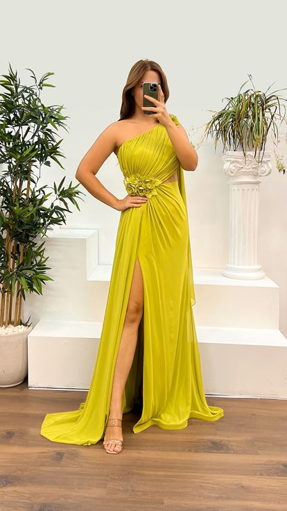 Abito da sera monospalla verde pistacchio  taglie forti  con vita trasparente e dettaglio a rosa 