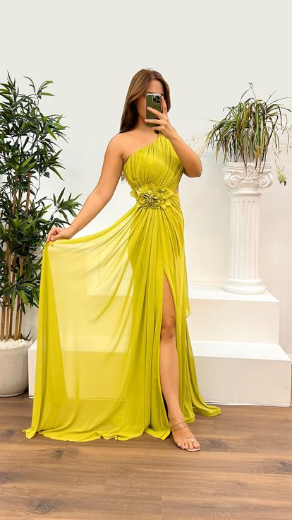 Abito da sera monospalla verde pistacchio  taglie forti  con vita trasparente e dettaglio a rosa 