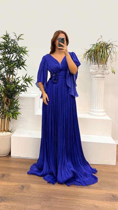 Vestido de noche plisado de talla grande con escote en V y detalle en la cintura de Saks