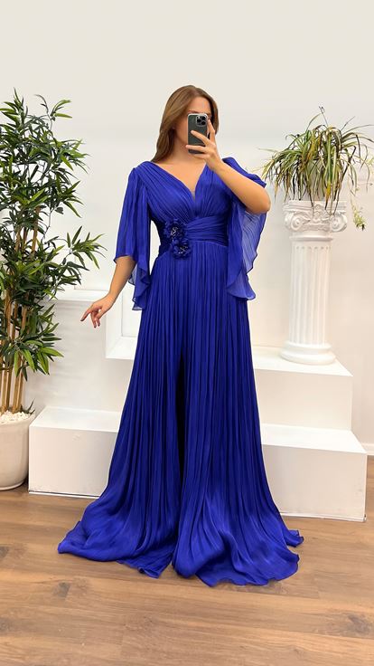 Vestido de noche plisado de talla grande con escote en V y detalle en la cintura de Saks