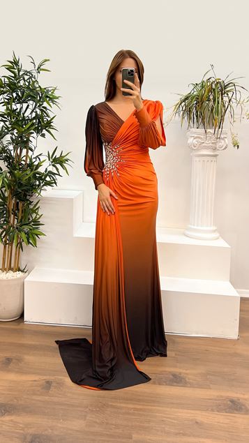 Orangefarbenes, besticktes Abendkleid mit V-Ausschnitt und Taille in Übergröße