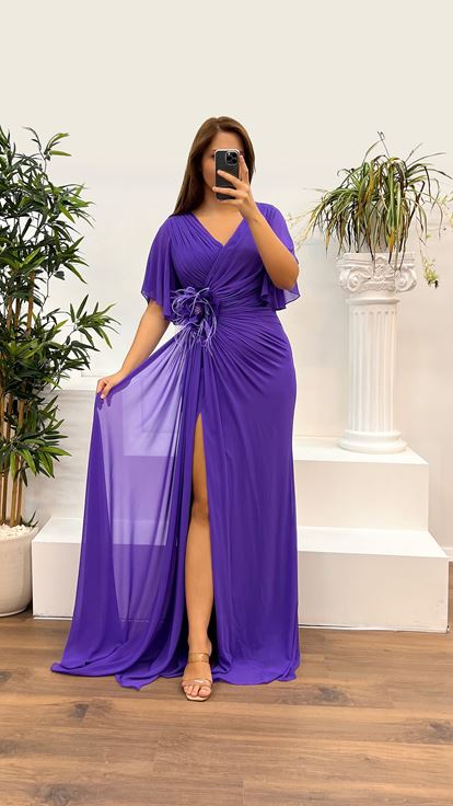 Abito da sera taglie forti con dettaglio rosa con scollo a V