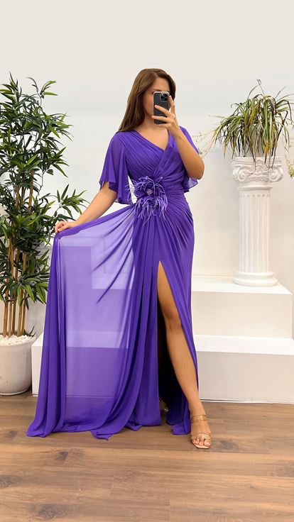 Abito da sera taglie forti con dettaglio rosa con scollo a V