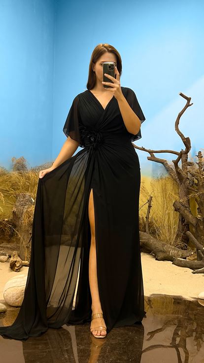 Abito da sera taglie forti con dettaglio rosa con scollo a V nero