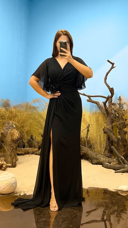 Abito da sera taglie forti con dettaglio rosa con scollo a V nero