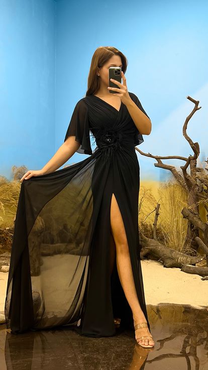 Abito da sera taglie forti con dettaglio rosa con scollo a V nero