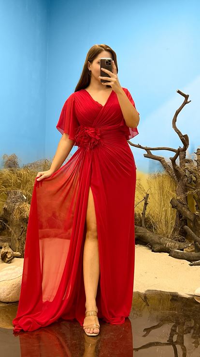 Abito da sera taglie forti con dettaglio rosa con scollo a V rosso