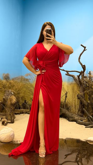 Vestido de noche de talla grande con detalle de rosa y cuello en V rojo