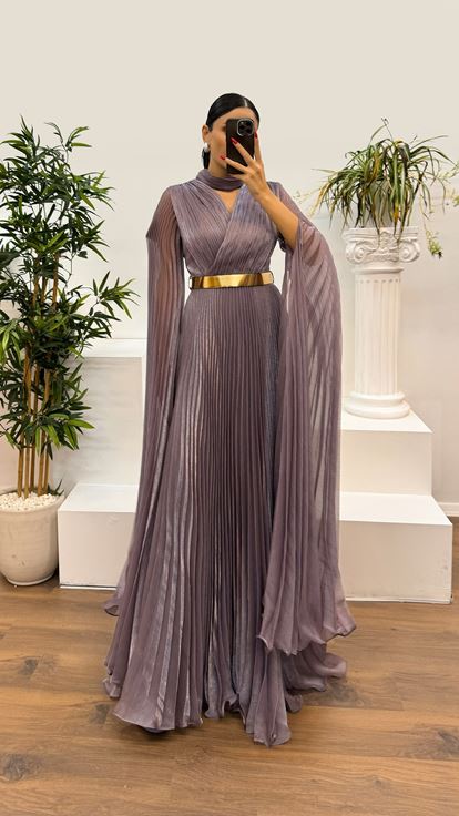 فستان سهرة بلون الخزامى بياقة مكشكشة