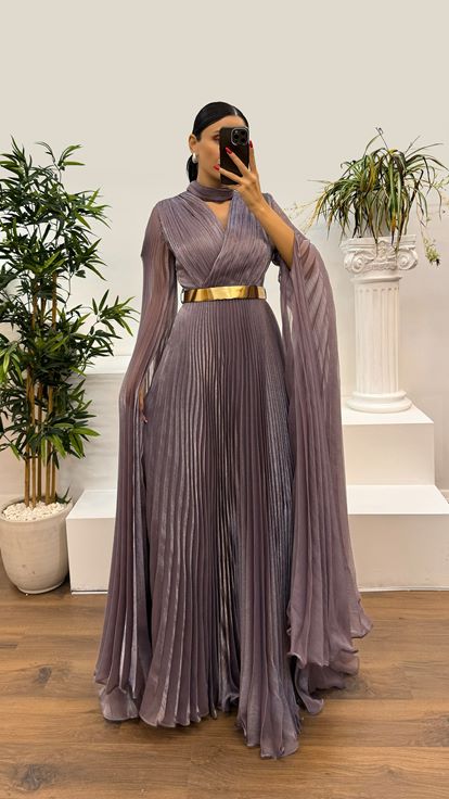 فستان سهرة بلون الخزامى بياقة مكشكشة