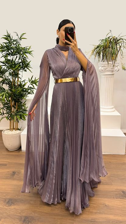 فستان سهرة بلون الخزامى بياقة مكشكشة