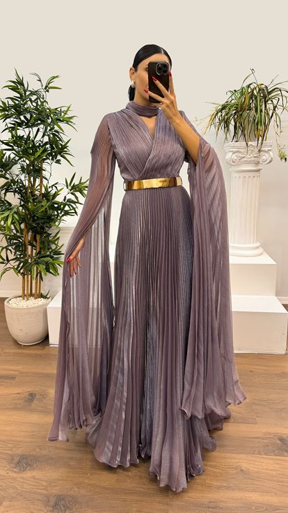 فستان سهرة بلون الخزامى بياقة مكشكشة