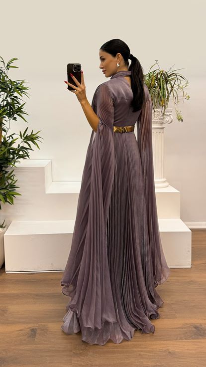 فستان سهرة بلون الخزامى بياقة مكشكشة