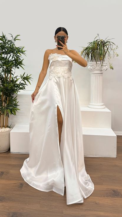 Beyaz Straplez Çiçek İşlemeli Saten Abiye Elbise