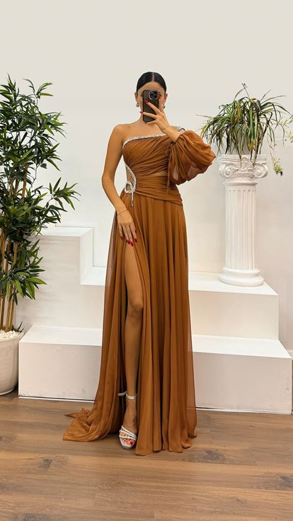 Robe de soirée en cuivre à manches simples et détail de la taille