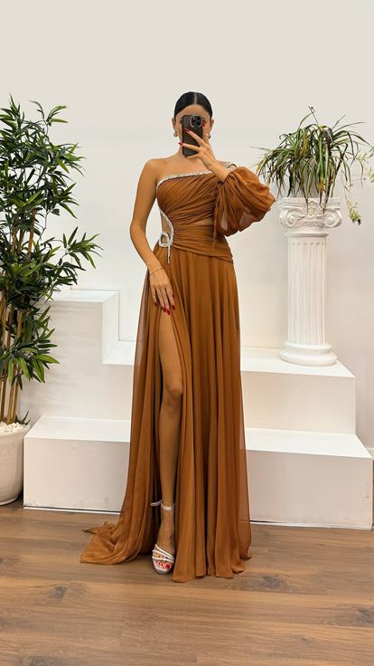 Robe de soirée en cuivre à manches simples et détail de la taille