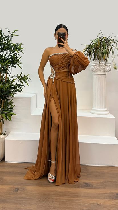 Robe de soirée en cuivre à manches simples et détail de la taille