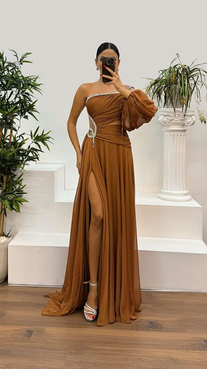 Robe de soirée en cuivre à manches simples et détail de la taille