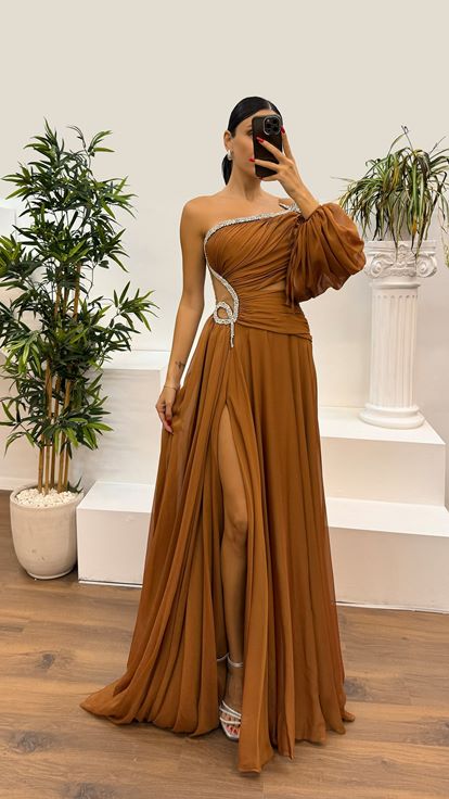 Robe de soirée en cuivre à manches simples et détail de la taille