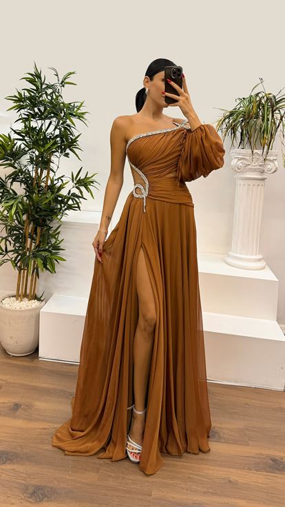 Robe de soirée en cuivre à manches simples et détail de la taille