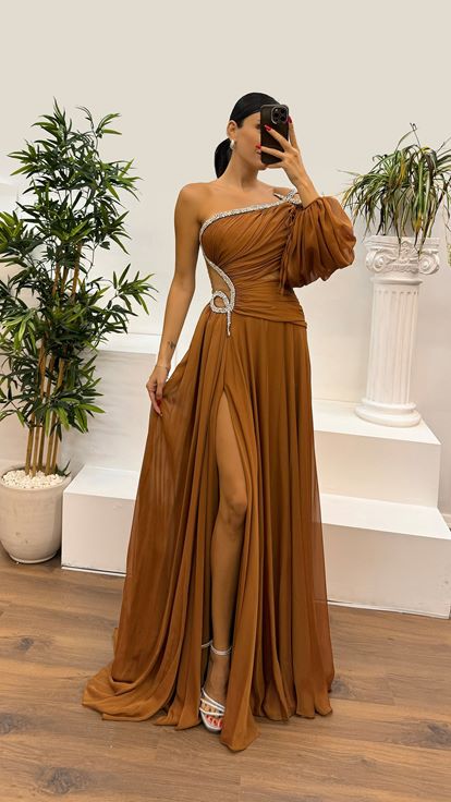 Robe de soirée en cuivre à manches simples et détail de la taille