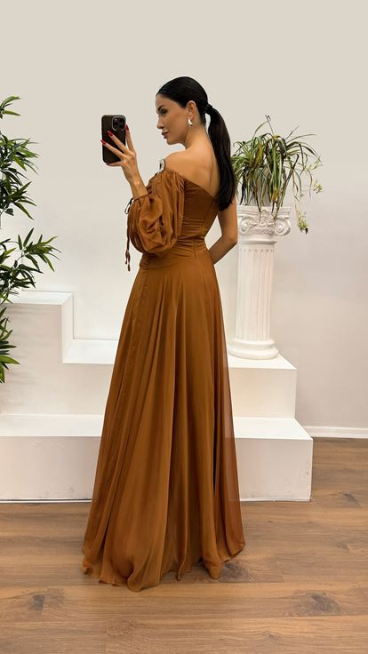 Robe de soirée en cuivre à manches simples et détail de la taille