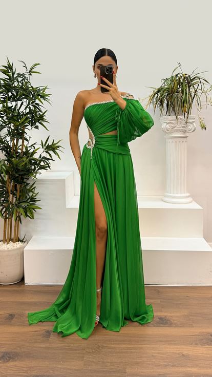 Robe de soirée verte à manches simples et détail de la taille