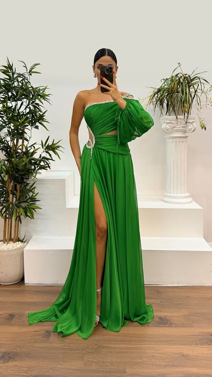 Robe de soirée verte à manches simples et détail de la taille