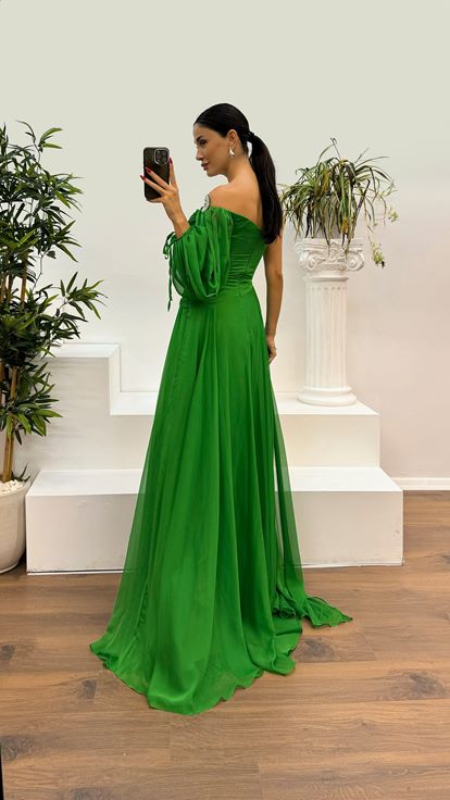 Robe de soirée verte à manches simples et détail de la taille
