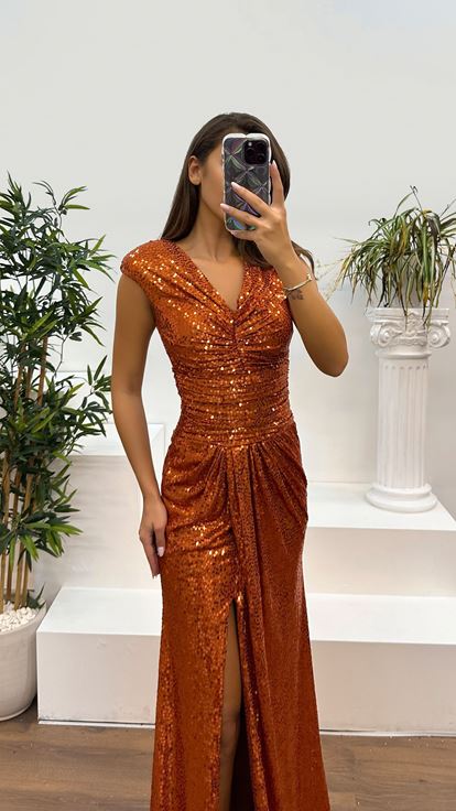 Gefliestes, drapiertes Abendkleid mit V-Ausschnitt und Pailletten an der Taille