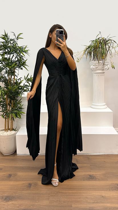 فستان سهرة أسود بأكمام واسعة بتصميم مطوي