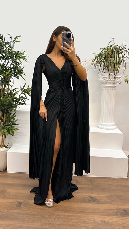 فستان سهرة أسود بأكمام واسعة بتصميم مطوي