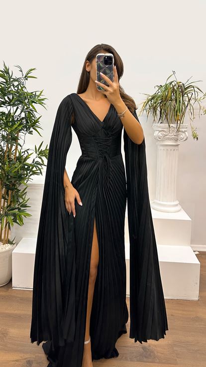 فستان سهرة أسود بأكمام واسعة بتصميم مطوي