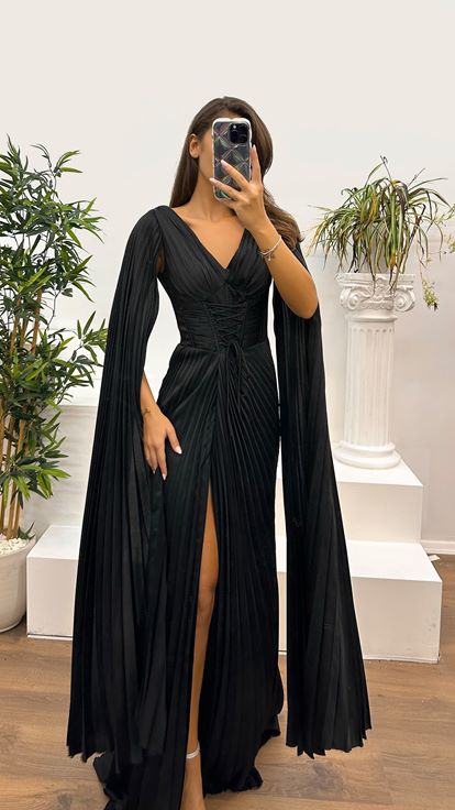 فستان سهرة أسود بأكمام واسعة بتصميم مطوي