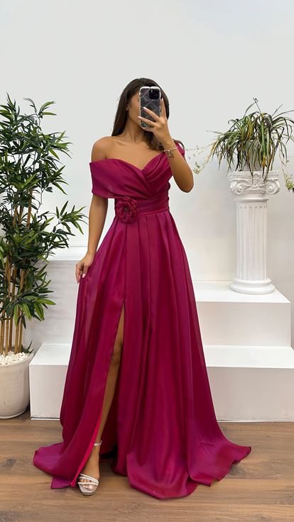 فستان بتصميم فوشيا وخصر بدون حمالات وتفاصيل وردية