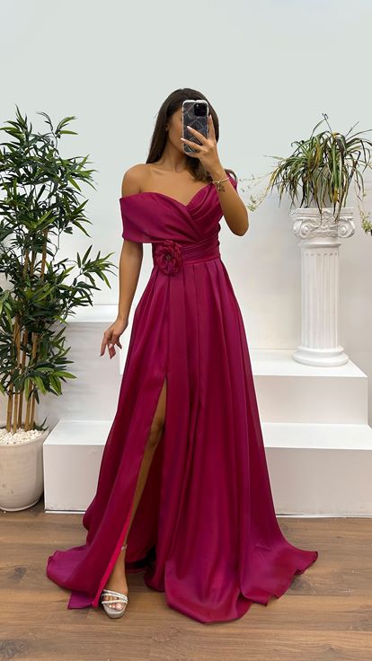 فستان بتصميم فوشيا وخصر بدون حمالات وتفاصيل وردية