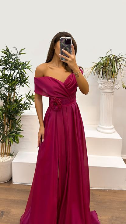 فستان بتصميم فوشيا وخصر بدون حمالات وتفاصيل وردية