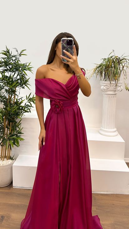 فستان بتصميم فوشيا وخصر بدون حمالات وتفاصيل وردية