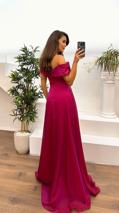 فستان بتصميم فوشيا وخصر بدون حمالات وتفاصيل وردية