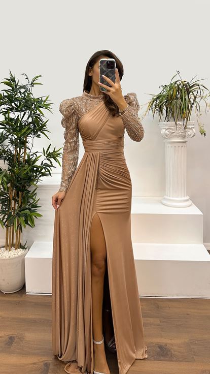 Robe de soirée de créateur brodée avec détail doré au col