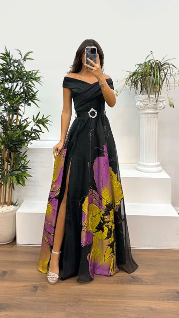 Robe noire à double boutonnage et à motifs sur la poitrine