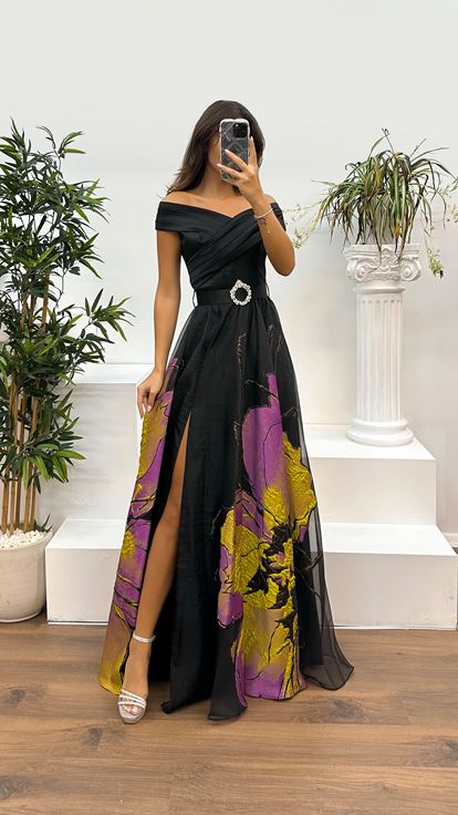 Robe noire à double boutonnage et à motifs sur la poitrine
