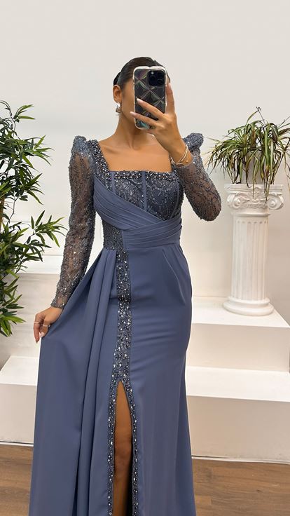 Abito da sera firmato color antracite con dettaglio in vita ricamato